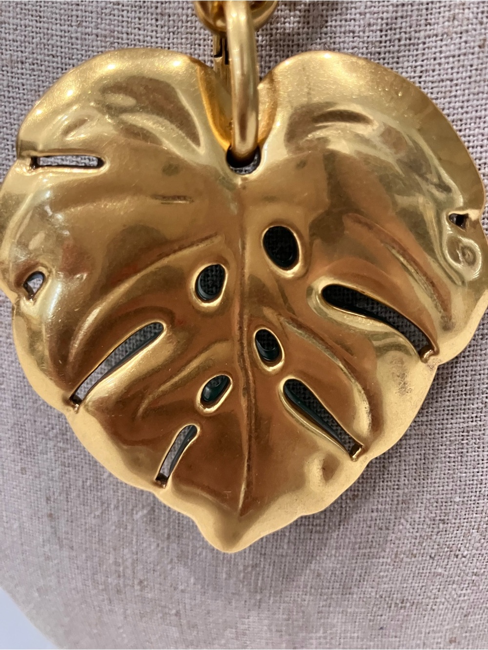 Kendra Scott Kayla Gold Chain Necklace with Green Monstera Leaf Pendant - Picture 4 of 8